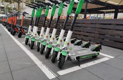 Aufladen und Wartung von E-Scootern
