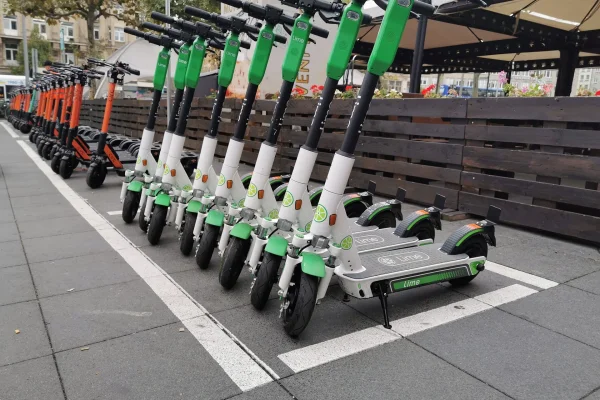 Aufladen und Wartung von E-Scootern