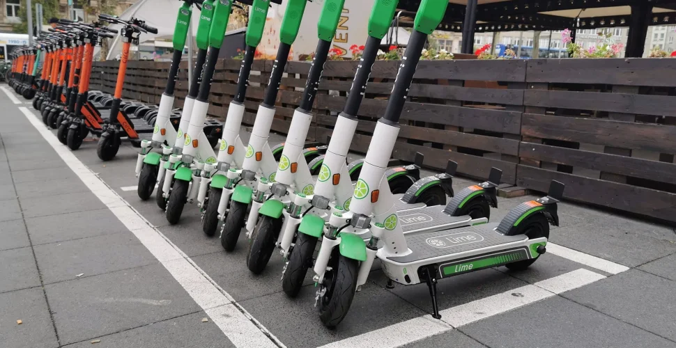 Aufladen und Wartung von E-Scootern
