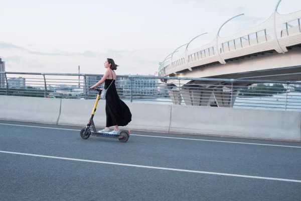 Mit dem E-Scooter zur Arbeit – wie praktisch ist das?